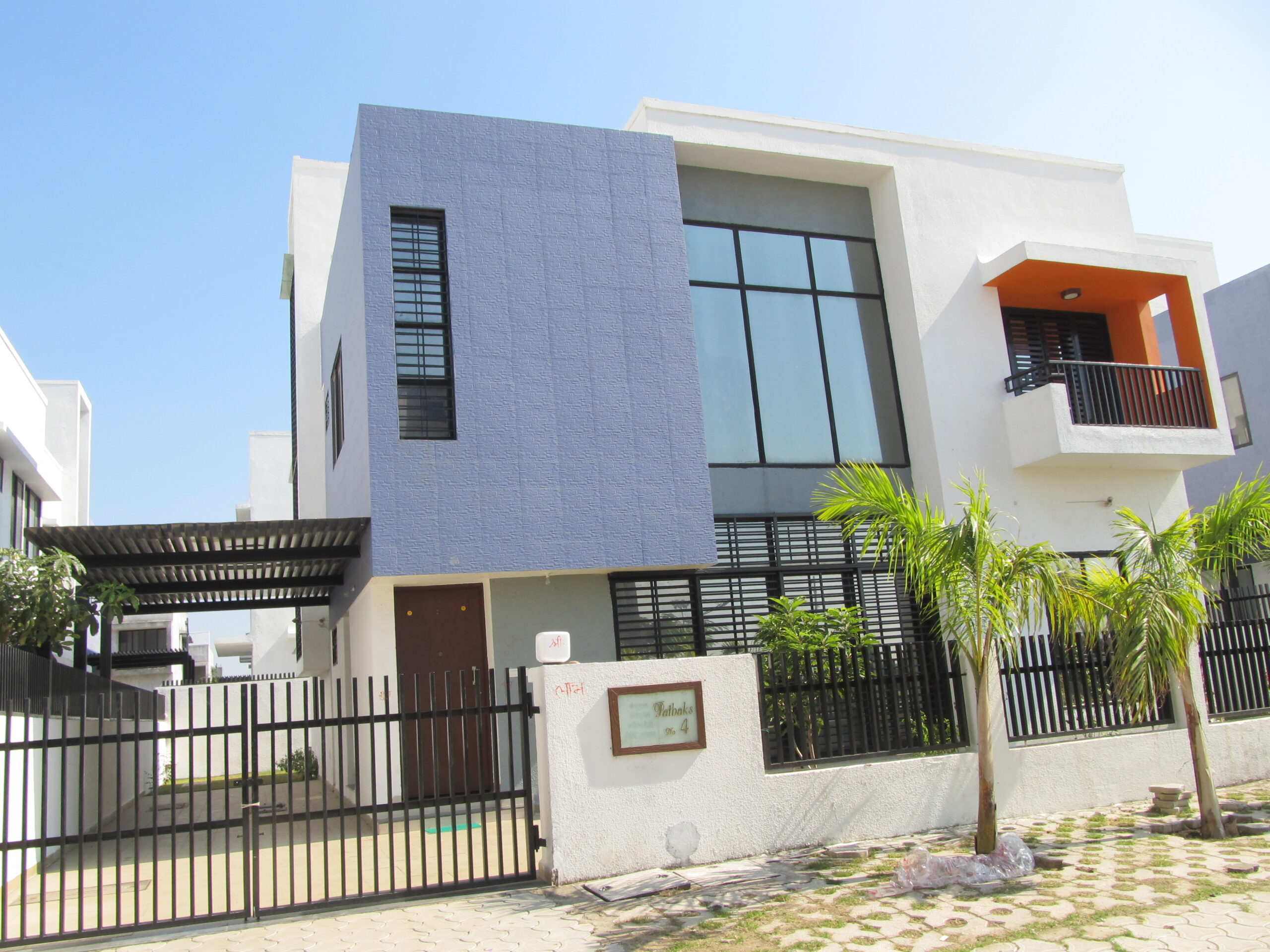 Silver Villa Emerald image